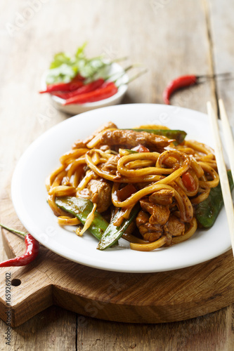 Chinese noodles with chicken and vegetables