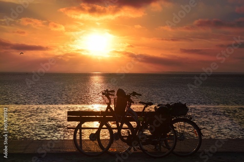 Zwei Räder Silhouetten im Sonnenuntergang
