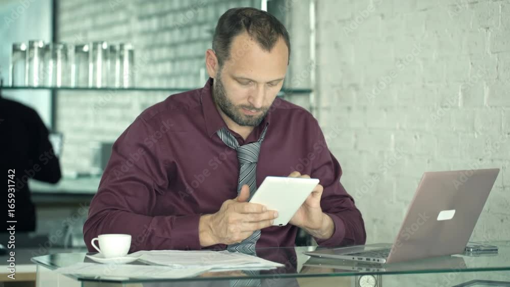 Young businessman comparing data on tablet and laptop by table in kitchen
Young businessman comparing data on tablet and laptop by table in kitchen