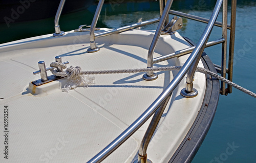 Knot on a bollard of a boat © AVD
