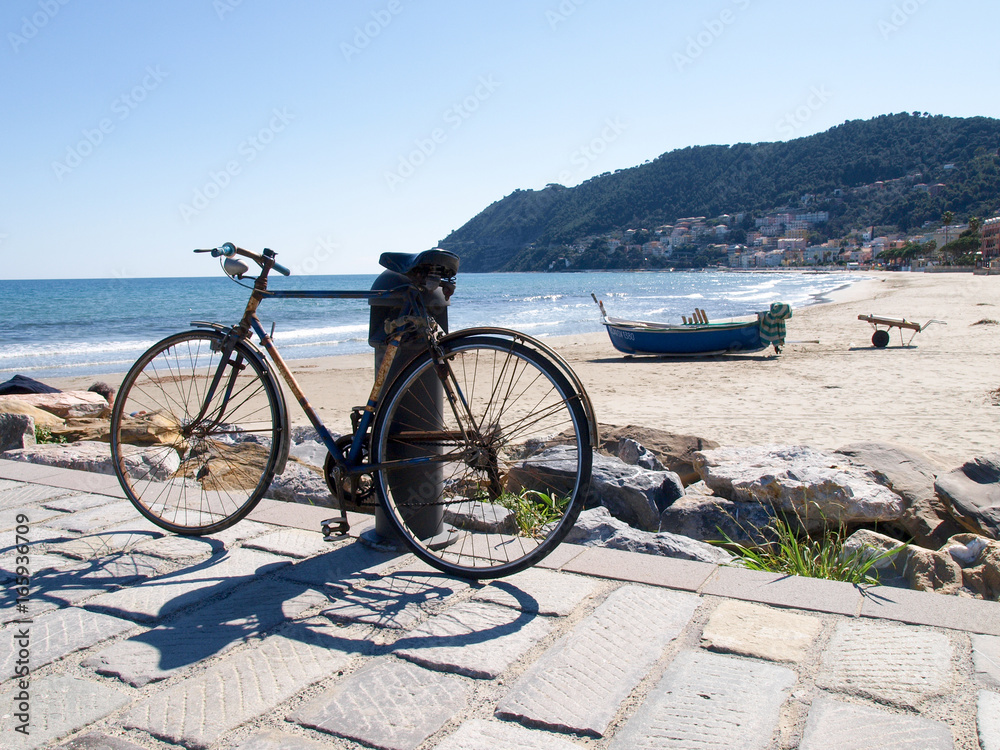 Fototapeta premium Old bicycle leaning against a pole