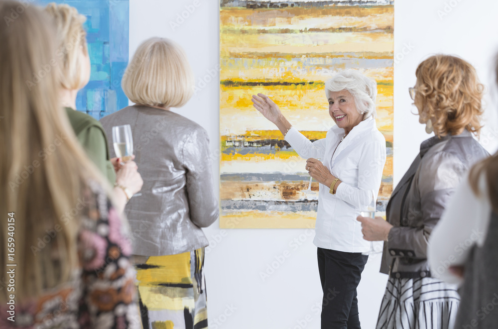 Fotografie Lady talking about painting