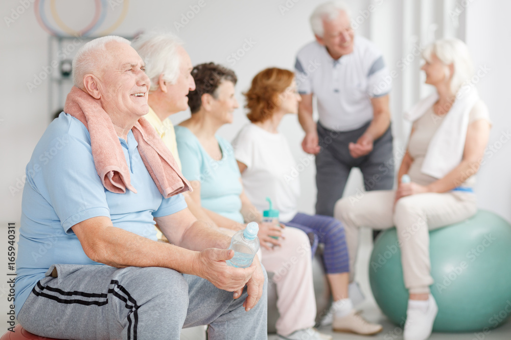 Fototapeta premium Przyjaciele odpoczywający po ćwiczeniach