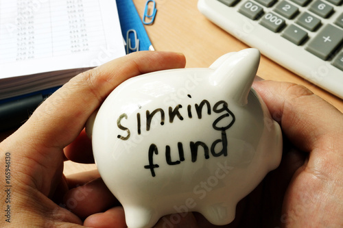 Φωτογραφία Piggy bank with sign sinking fund.