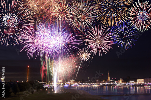 Düsseldorf Feuerwerk Silvester Rhein Panorama