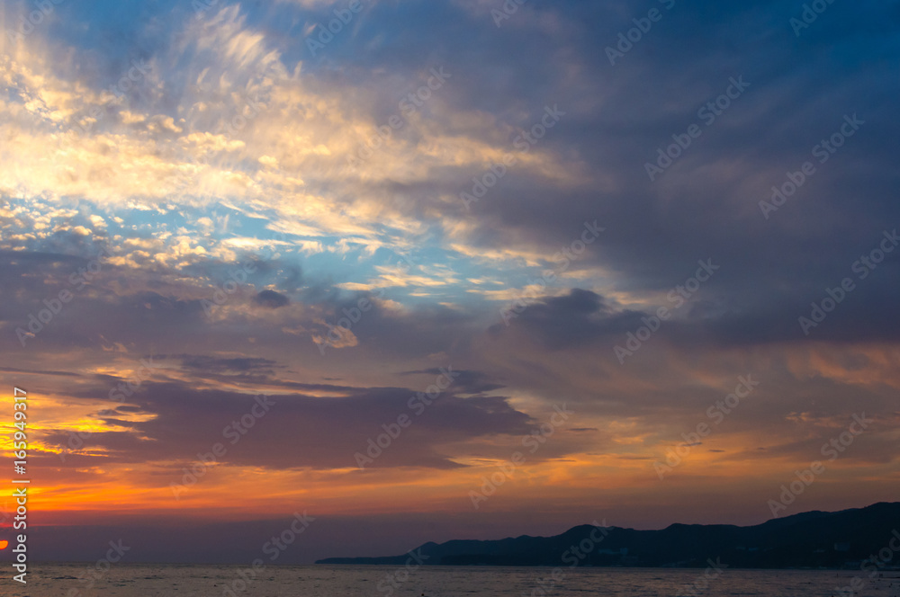 Obraz premium Amazing sea sunset, the sun, waves, clouds