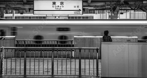 Photography train entre en gare de tokyo