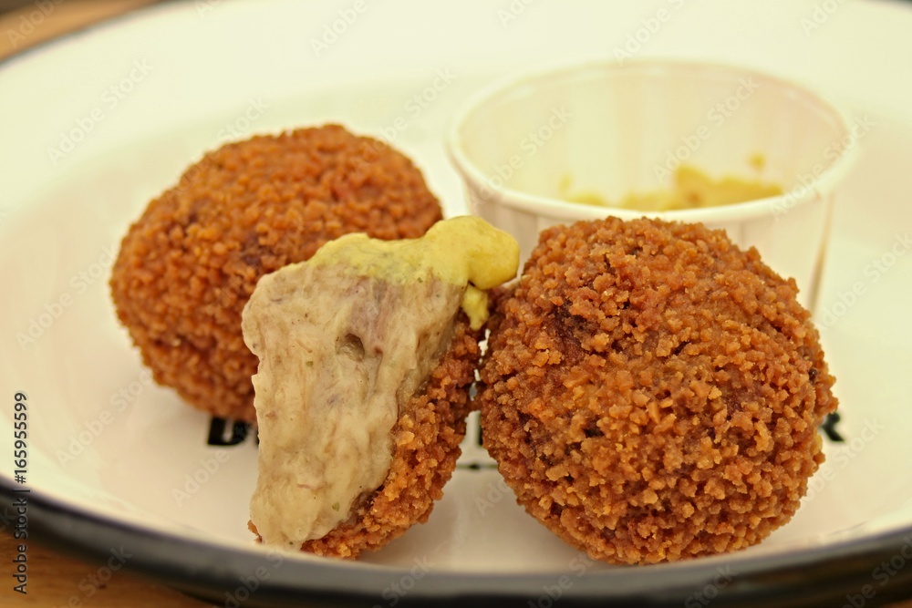typisch holländische Bitterballen typisch holländische Bitterballen