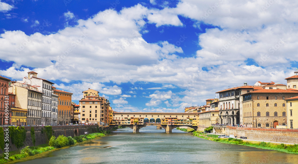 Naklejka premium Piękny widok na Ponte Vecchio na rzece Arno, Florencja, Włochy 