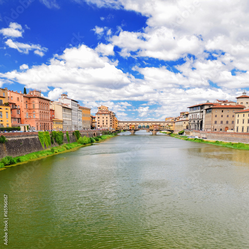 Piękny widok na Ponte Vecchio na rzece Arno, Florencja, Włochy
