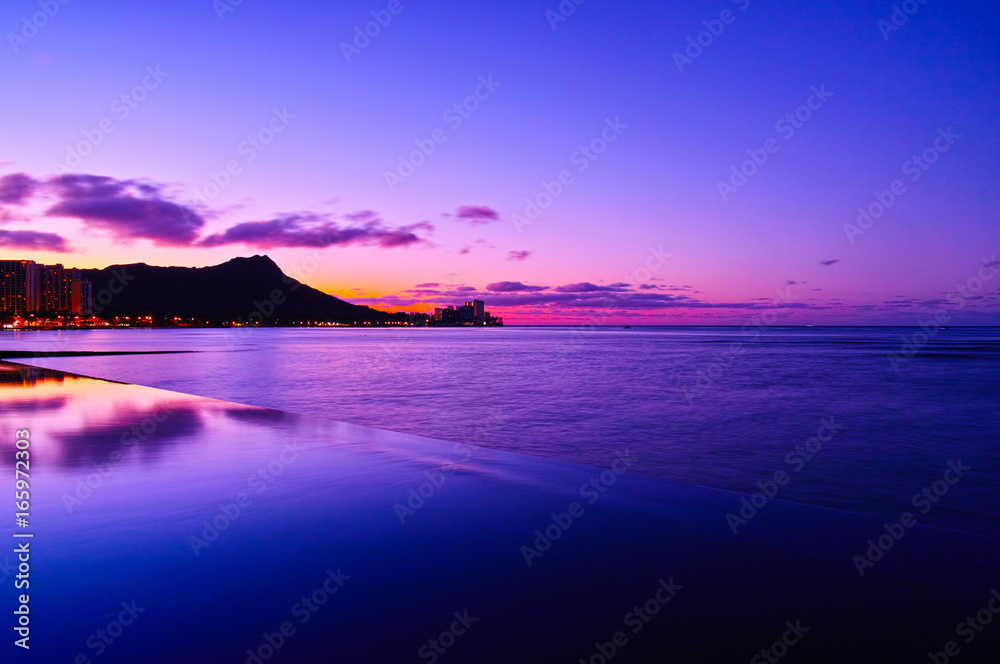 Obraz premium ハワイ 夜明け前のワイキキ