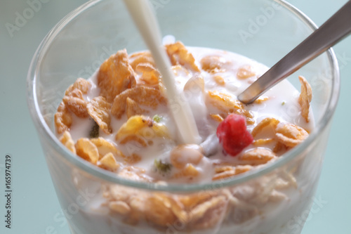 シリアルの朝食／Breakfast of corn cereal and milk