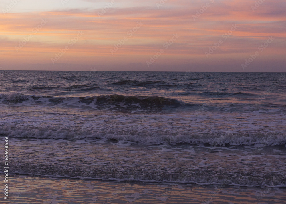 Obraz premium Sunrise view of the Atlantic Ocean at North Myrtle Beach, South Carolina.
