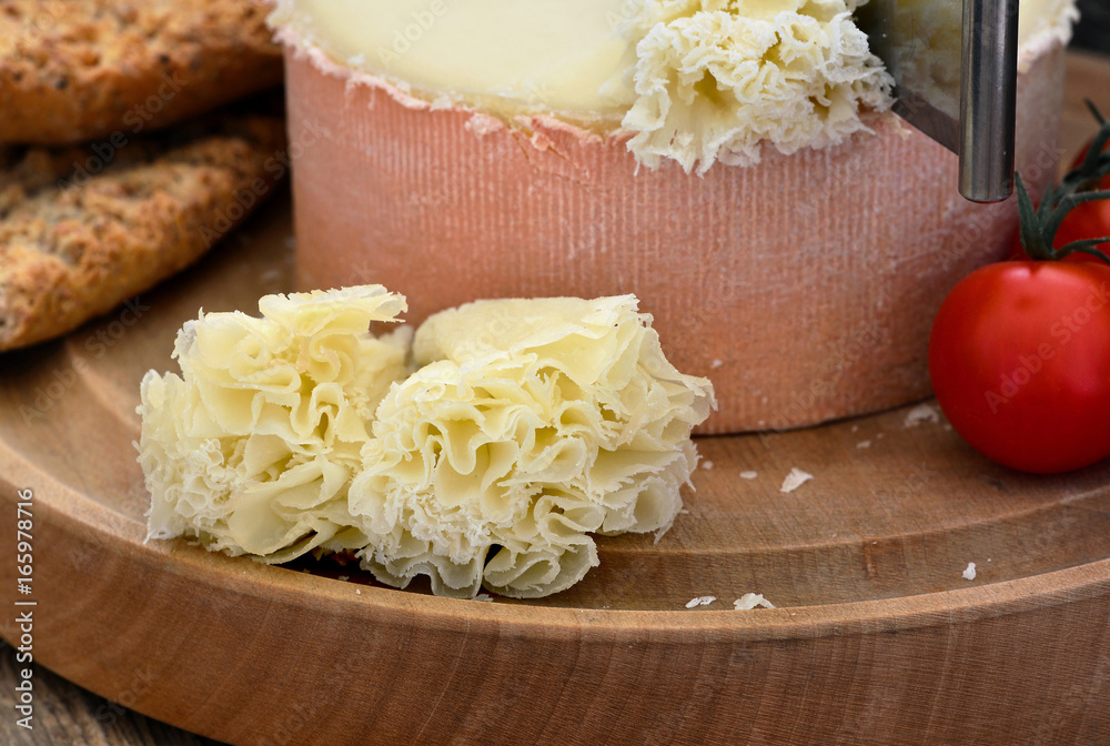 Tete de Moine auf Girolle, Schweizer Käse, Nahaufnahme, Foodstyling StockFoto Adobe Stock