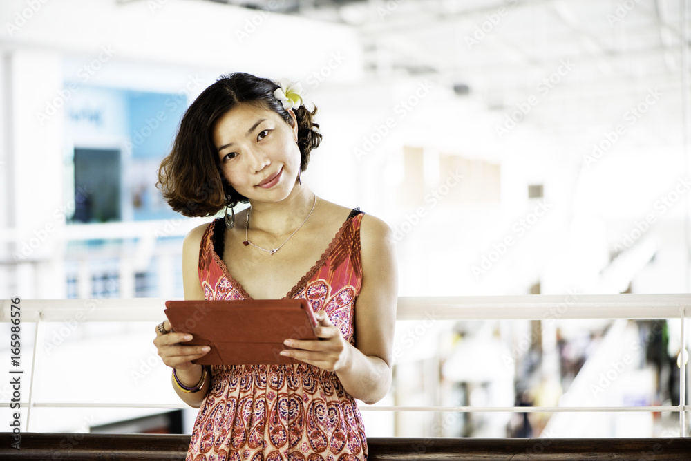 Fotografie Digital Tablet Woman At the Mall