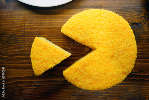 Valokuva A yellow cheesecake wheel shaped as pacman
