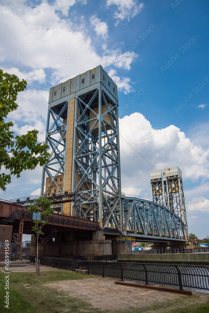 Fototapeta premium New York Manhattan,Harlem River Lift Bridge / New York Harlem River に架かる、MTA 鉄道車両専用 Lift 式鉄道橋です。