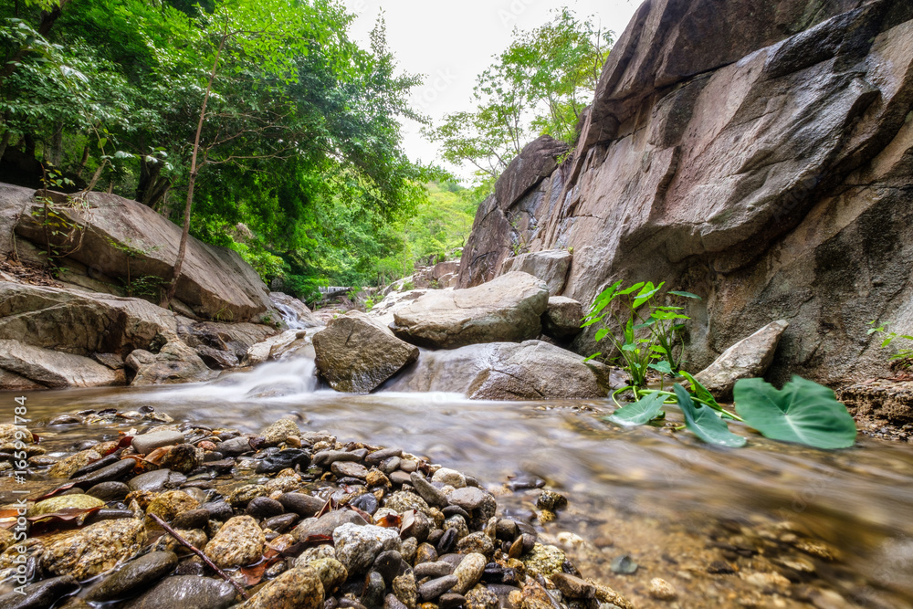 Naklejka premium Huai yang waterfall tropical rainforest in national park