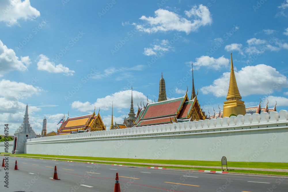 Naklejka premium Empty road to the Emerald Buddha Temple, Bangkok, Thailand