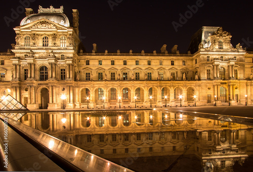 Fototapeta Musee Louvre in Paris by night