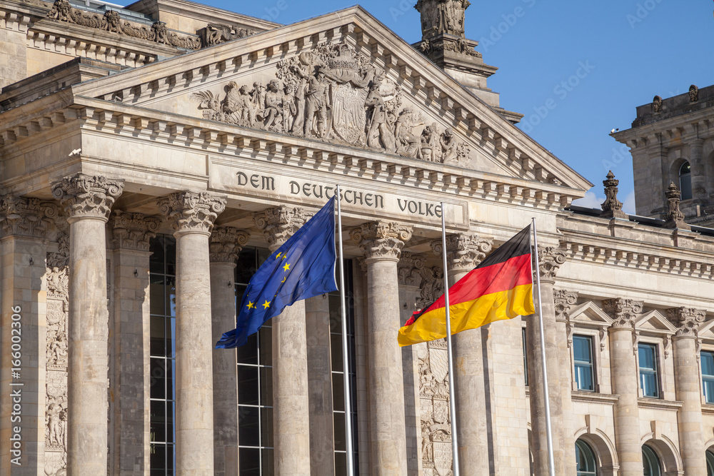 Fototapeta premium Reichstagsgebäude in Berlin