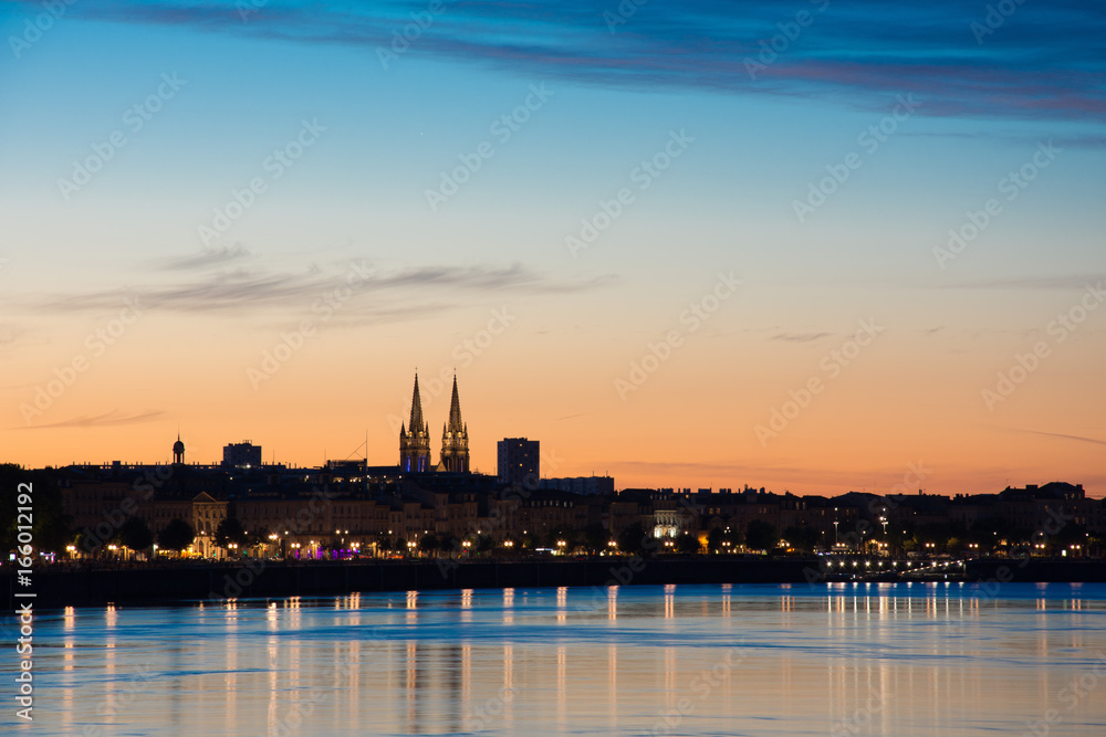 Bordeaux, les quais, au loin les deux clochers de la cathédrale Saint André