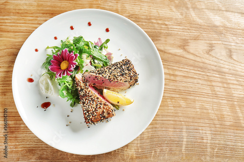 Fototapeta Naklejka Na Ścianę i Meble -  Plate with delicious tuna fillet on table