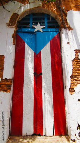 Puerta con la Bandera de Puerto Rico, en el Viejo San Juan. 