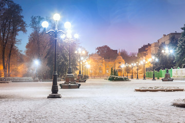 Fototapete Europa Verschneiter Fußweg im Winterstadtpark  © beerlogoff