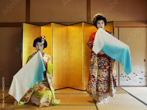 Murais de parede Niigata, Japan - Oct 29, 2015 : Geisha japan tradition dance show in tea ceremon