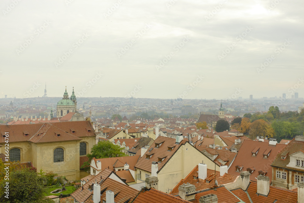 Blick über Prag mit seinen traditionellen roten Dächern