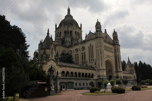 Basilique Sainte Thérèse de Lisieux dans le Calvados en Normandie (France)