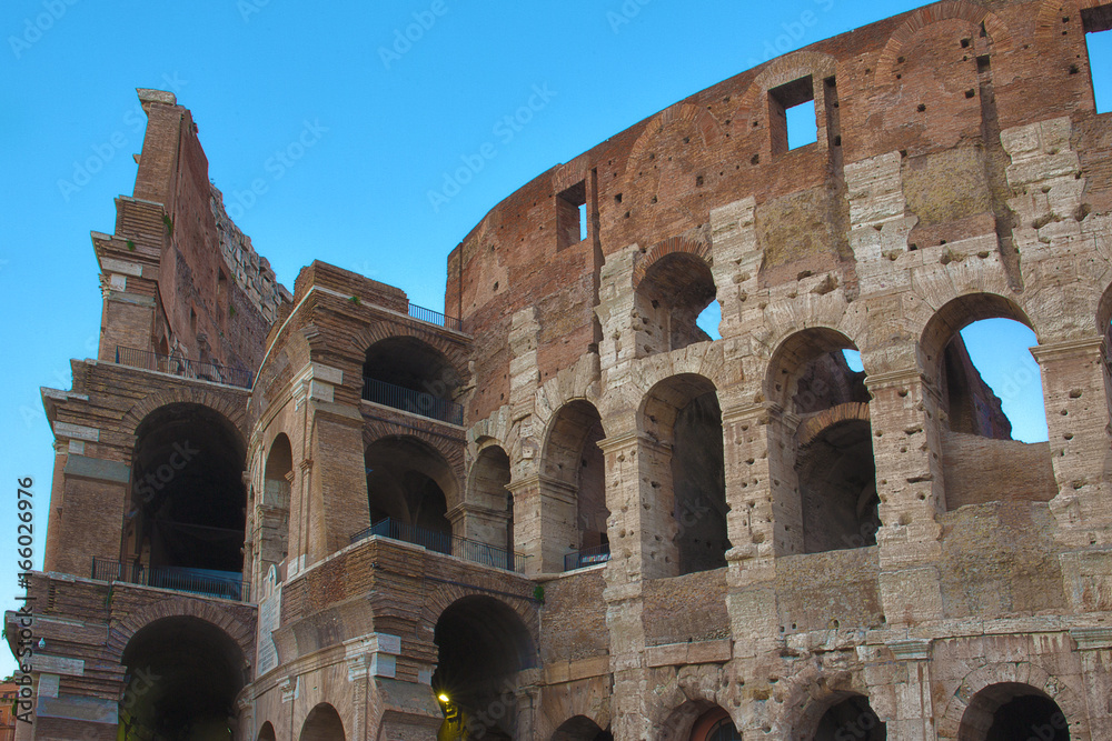 Dettaglio del Colosseo, originariamente conosciuto come Amphitheatrum Flavium. La struttura era sorretta da volte e archi. Al secondo e terzo livello gli archi sono bordati da una parapetto continuo.