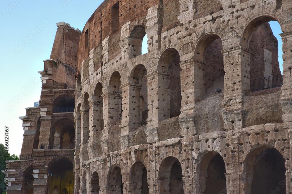 Dettaglio del Colosseo, originariamente conosciuto come Amphitheatrum Flavium. La struttura era sorretta da volte e archi. Al secondo e terzo livello gli archi sono bordati da una parapetto continuo.