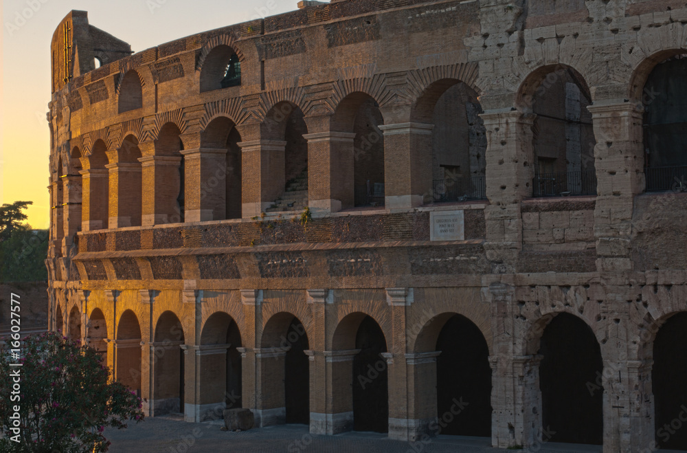 Dettaglio del Colosseo, originariamente conosciuto come Amphitheatrum Flavium. L'edificio poggia su una piattaforma in travertino. Le fondazioni sono costituite da una grande platea in tufo.