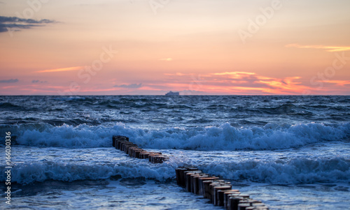 Bune im Meer im Sonnenaufgang