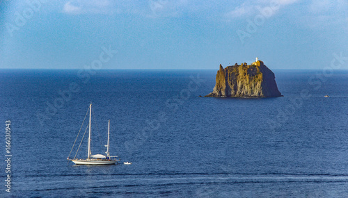 Вид на море скалу и корабль