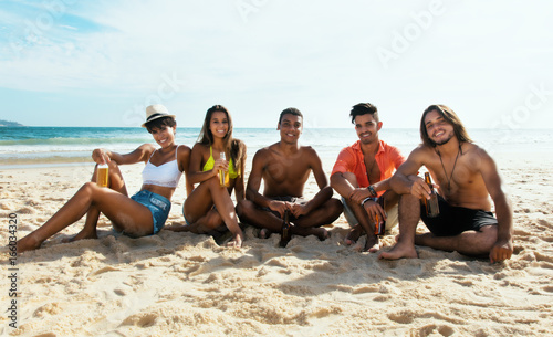 Gruppe internationaler Jugendlicher entspannt am Strand