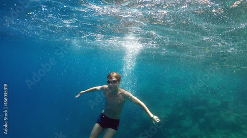 young man dives into the sea © Photobank