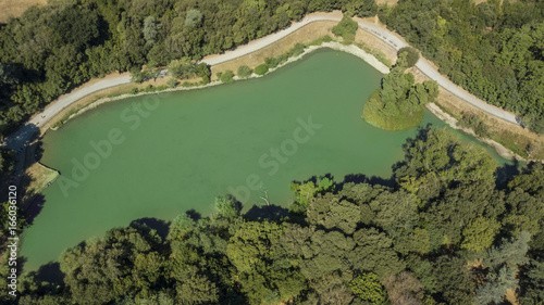 Vista aerea ortogonale del piccolo lago che si trova all'interno del parco di Villa Doria Pamphilj a Roma. All'interno del quartiere di Monteverde si trova anche vicino Trastevere.