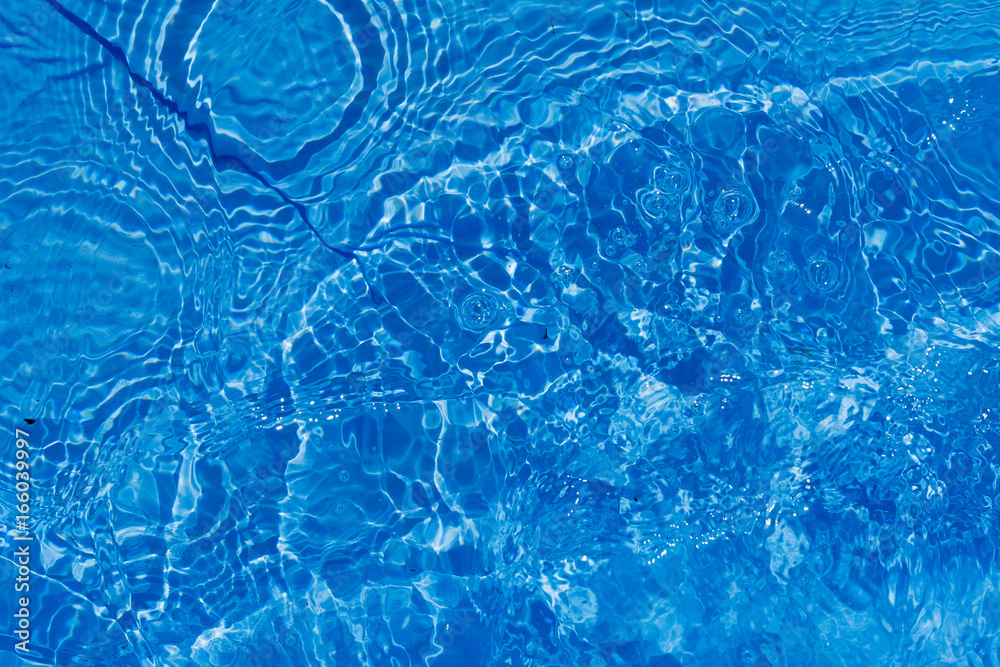 Blauer Hintergrund mit Wasser
