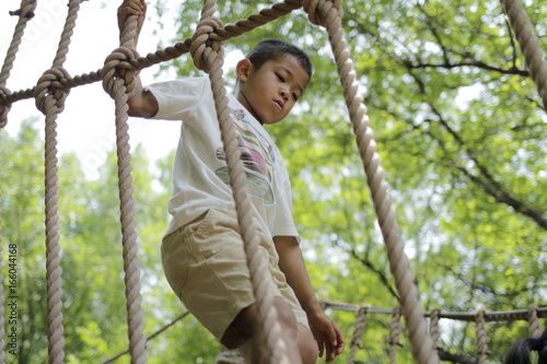 綱渡りで遊ぶ小学生(2年生)