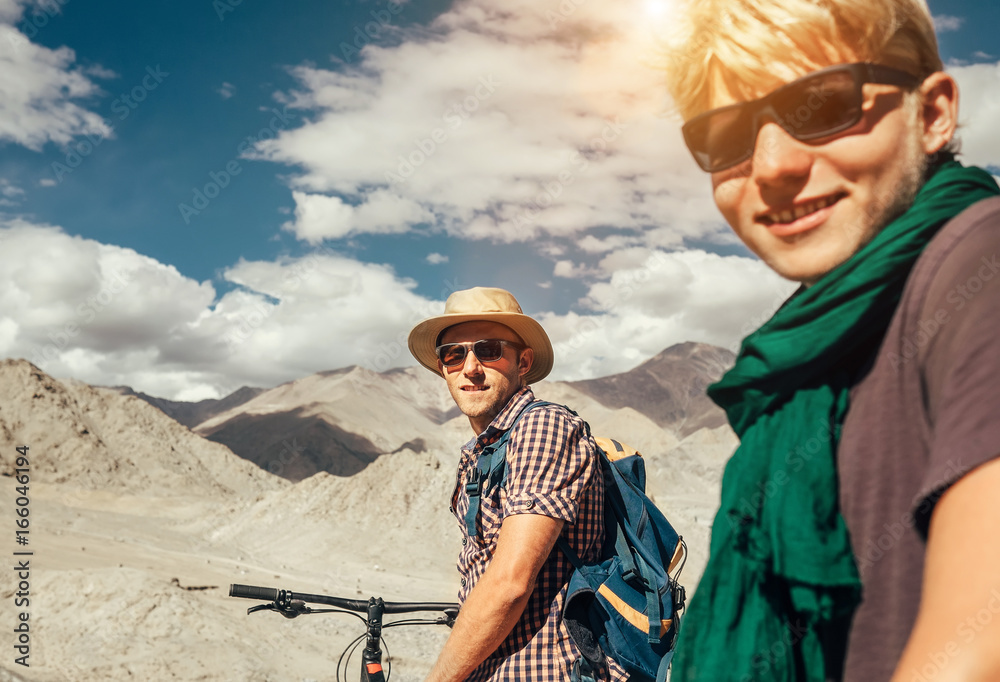 Obraz premium Two mountain bikers portrait on Himalaya view