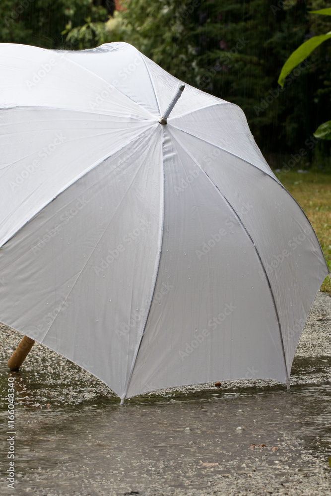 Starkregen und Regenguss während eines Gewitters