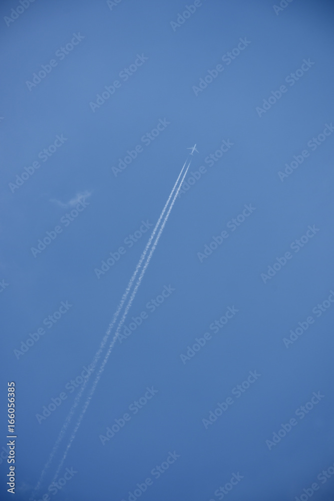 飛行機雲と青空（旅立ち、未来を拓く、躍進などのイメージ）