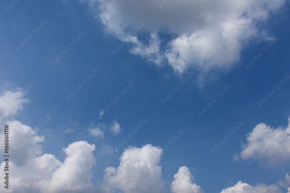 青空と雲「空想・雲のモンスターたち」上を見上げる、出迎える、来訪者、ファミリー、縄張りを守る、居並ぶなどのイメージ