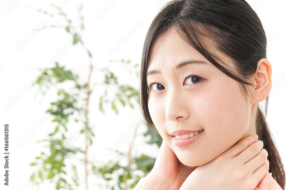 ボディケアをする若い日本人女性 ボディケアをする若い日本人女性