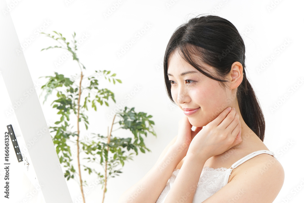ボディケアをする若い日本人女性 ボディケアをする若い日本人女性