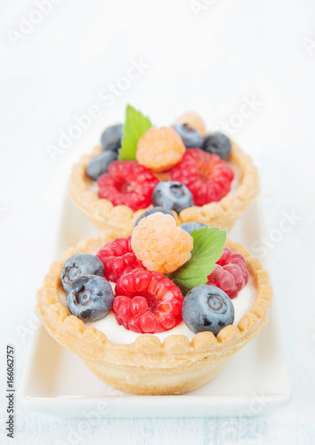 Fruit tartlets with cream