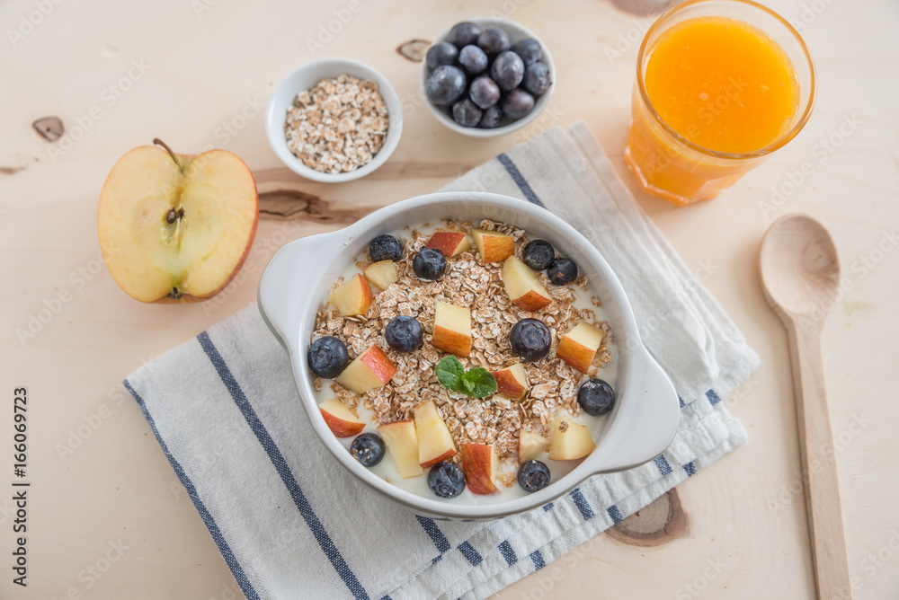 Joghurt mit Müsli und Beeren Stock-Foto | Adobe Stock